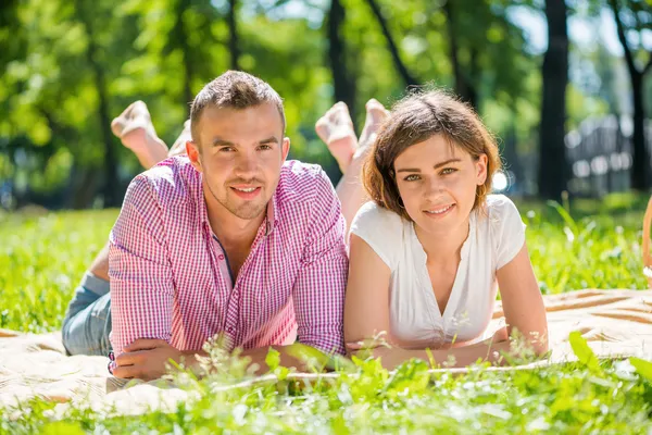 Datum in park — Stockfoto