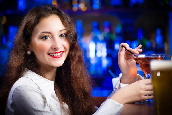 Jovem mulher em um bar — Fotografia de Stock