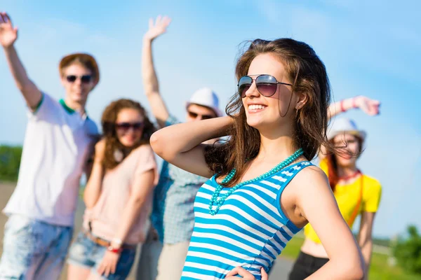 Jeune femme élégante avec des lunettes de soleil — Photo