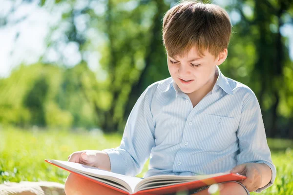 Ragazzo nel parco estivo — Foto Stock