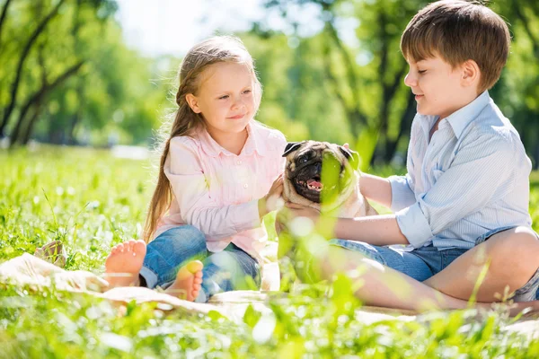 Kinderen in park met huisdier — Stockfoto