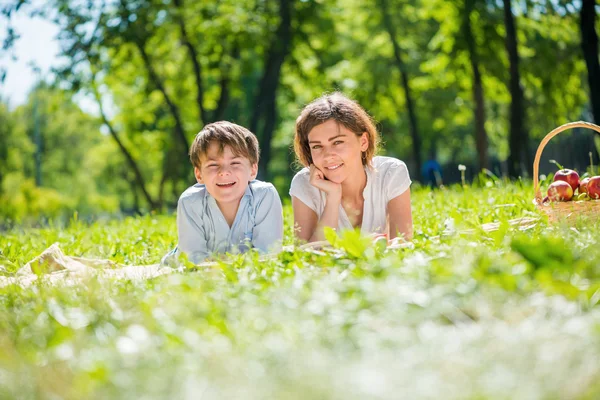 Familie im Park — Stockfoto