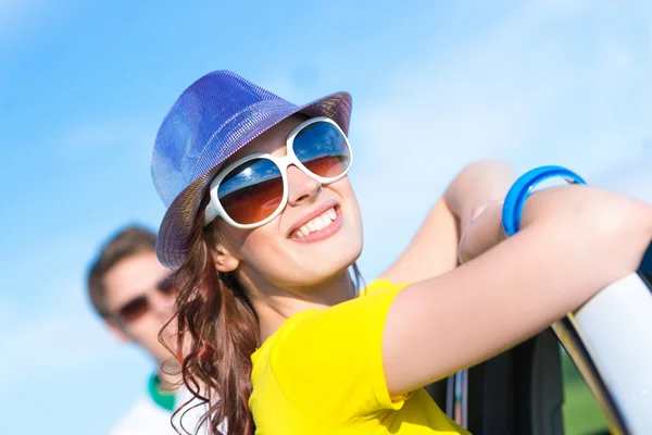 Jeune femme attrayante dans les lunettes de soleil — Photo