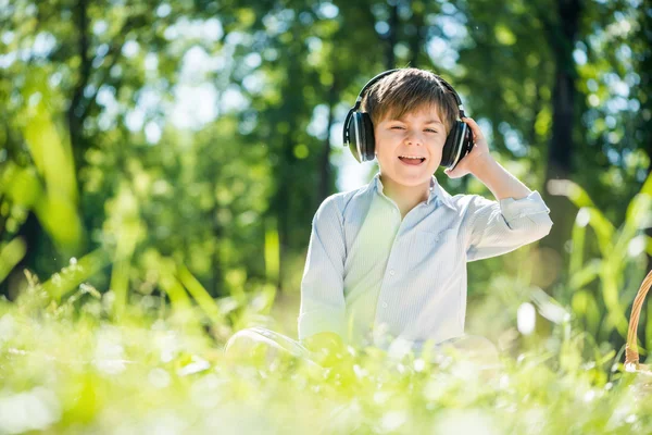 Garçon jouissant de la musique — Photo