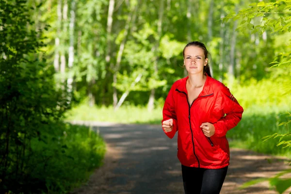 Jeune athlète féminine courir — Photo