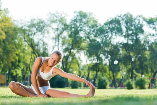 Parkta yoga yapan kadın. — Stok fotoğraf