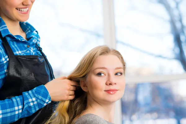 Friseur und Kunde — Stockfoto