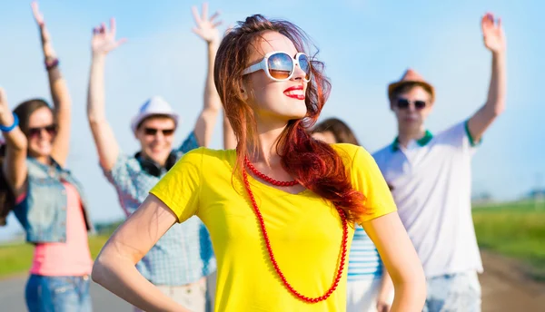 Stijlvolle jonge vrouw in zonnebril — Stockfoto