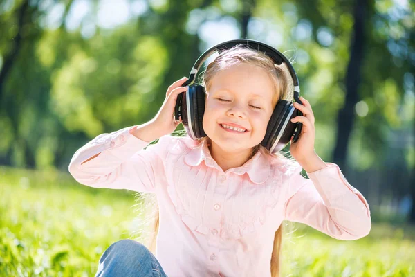 Enfant relaxant dans le parc — Photo