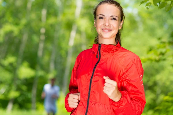 Jovem atleta feminina correndo — Fotografia de Stock