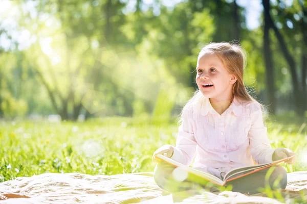 Doce menina no parque — Fotografia de Stock