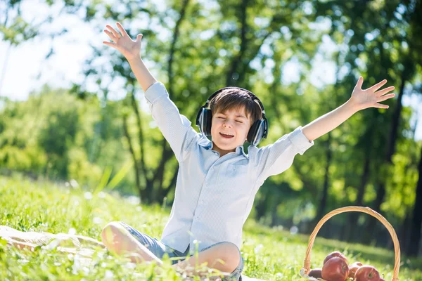 少年は、音楽を楽しんで — ストック写真