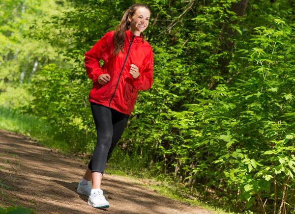 Junge Leichtathletin läuft — Stockfoto