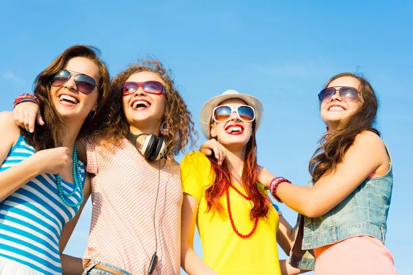 Group of young people wearing sunglasses and hat — Stok fotoğraf