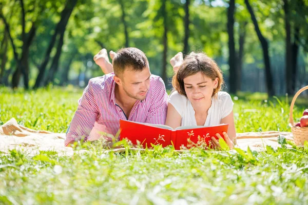 Datum im Park — Stockfoto