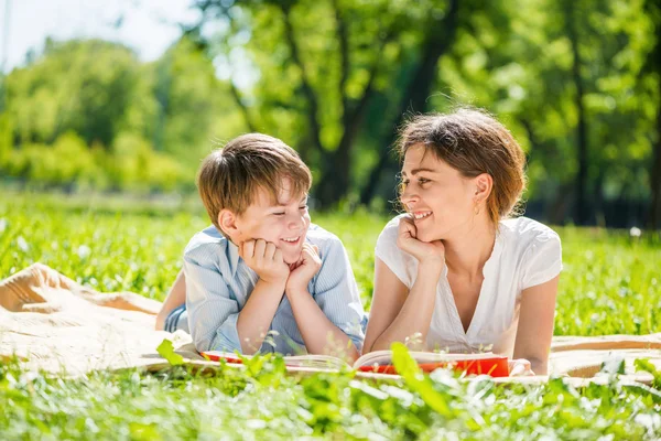 Familjen på park — Stockfoto