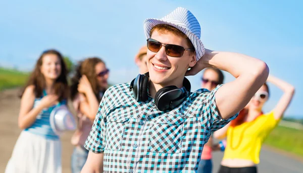 Jonge man met een zonnebril — Stockfoto