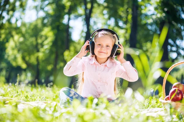 Kid avkopplande i park — Stockfoto