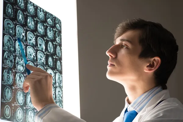 Male doctor looking at the x-ray image — Stock Photo, Image