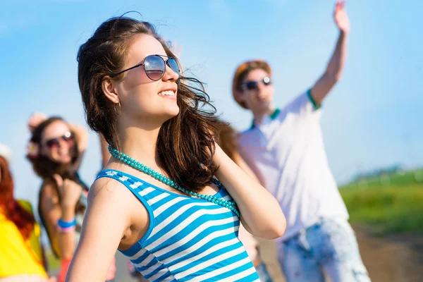 Jeune femme élégante avec des lunettes de soleil — Photo