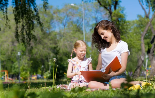 Menina e mulher lendo um livro — Fotografia de Stock