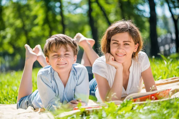 Familjen på park — Stockfoto