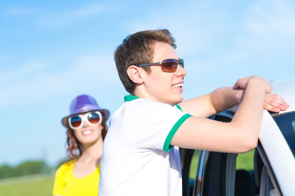 Jeune homme en lunettes de soleil — Photo