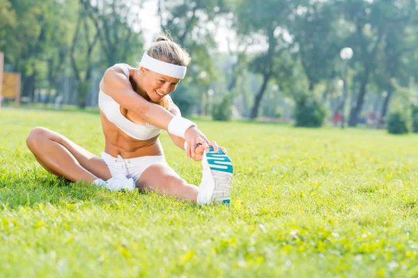 Chica de fitness estirándose en el parque —  Fotos de Stock