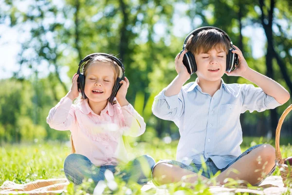 Children enjoying music — Stock Photo, Image