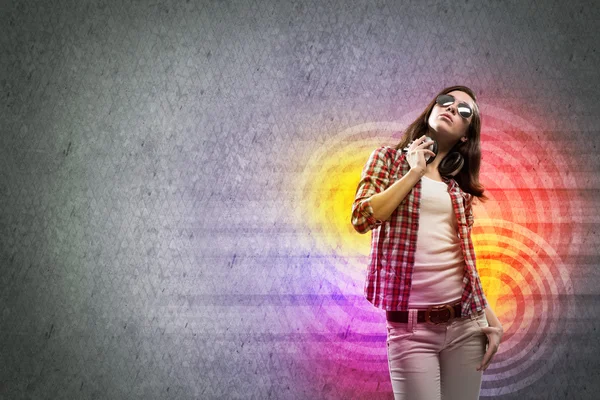 kulaklıklar giyen genç kız