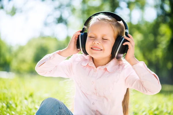 Enfant relaxant dans le parc — Photo