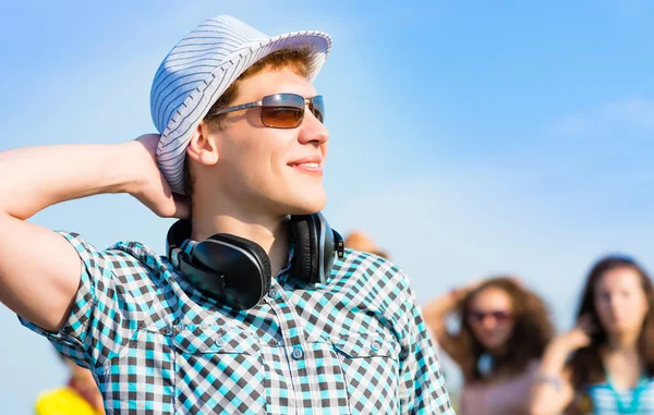 Jeune homme en lunettes de soleil — Photo