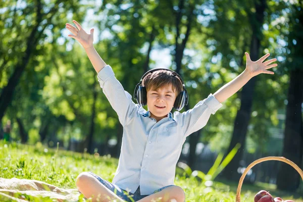 Băiatul se bucură de muzică — Fotografie, imagine de stoc