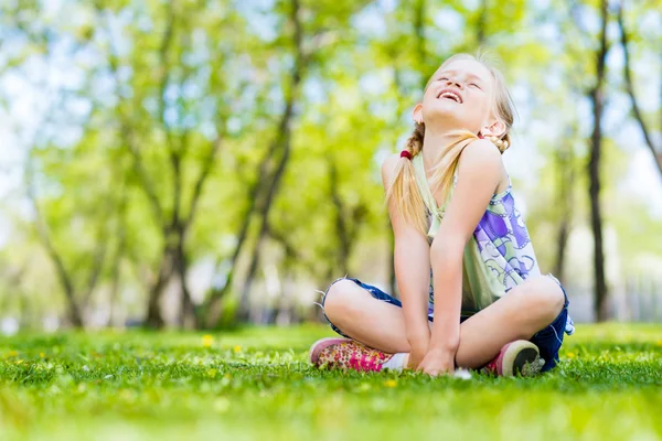 Retrato de una chica sonriente en un parque — Foto de Stock