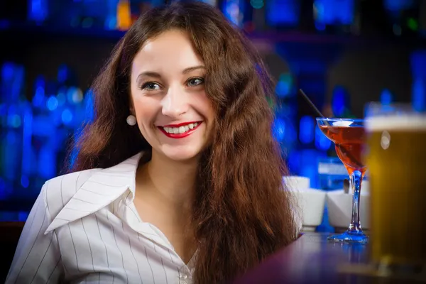 バーで若い女性が — ストック写真