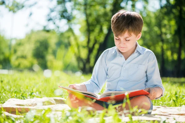 Ragazzo nel parco estivo — Foto Stock