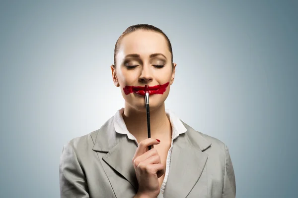 Femme avec une bouche rouge vif — Photo