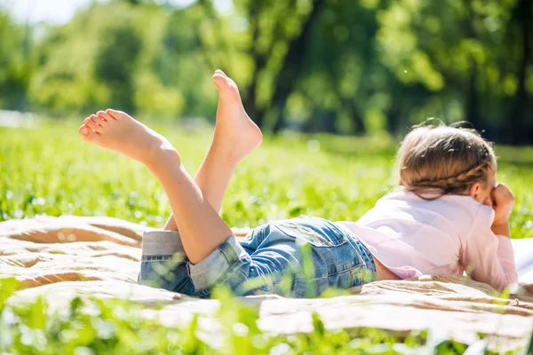 Kid i park — Stockfoto