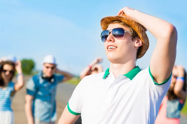 Junger Mann mit Sonnenbrille — Stockfoto