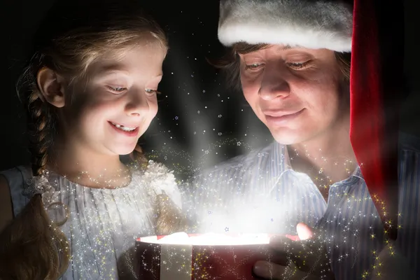 Father and daughter opened giftbox — Stock Photo, Image