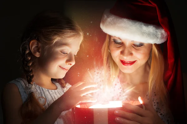 Mother and daughter opened giftbox — Stock Photo, Image