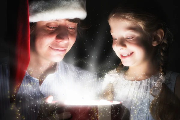 Father and daughter opened giftbox — Stock Photo, Image