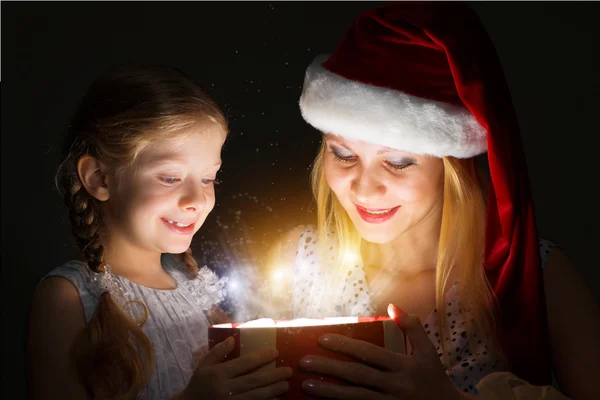 Mutter und Tochter öffneten Geschenkbox — Stockfoto
