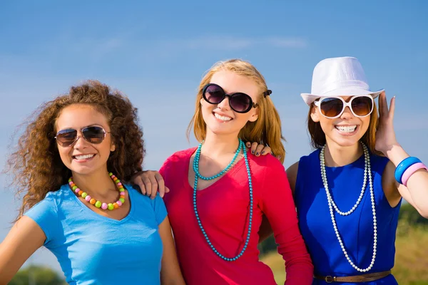 Tres chicas jóvenes divirtiéndose — Foto de Stock