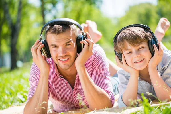 Padre e figlio nel parco — Foto Stock