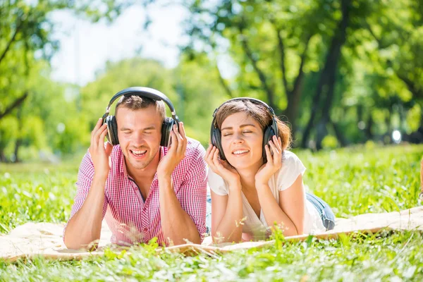 Paar im Park — Stockfoto