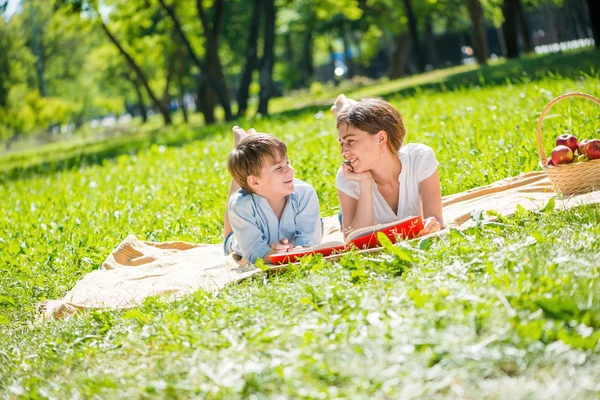 Famille au parc — Photo