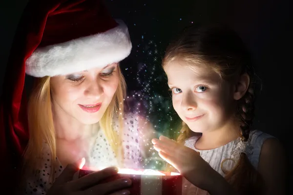 Mother and daughter opened giftbox — Stock Photo, Image