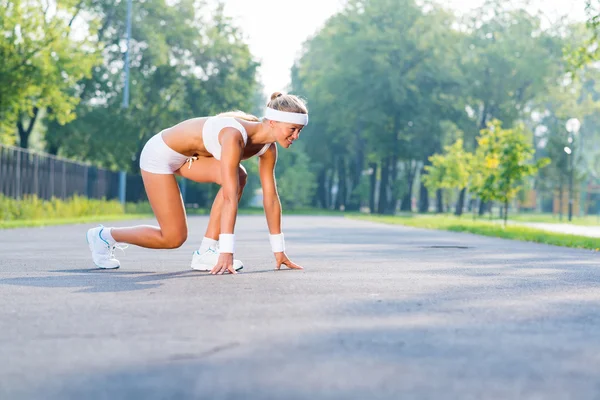 Läuferin in Startpose — Stockfoto