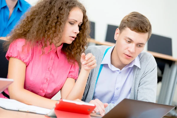 Studenten diskutieren gemeinsam über Vorlesung — Stockfoto